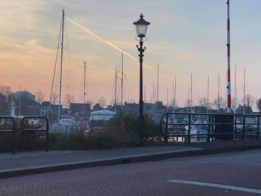 Gezellige Pipo Met Grote Schommel Aan Het Water Medemblik Exterior foto