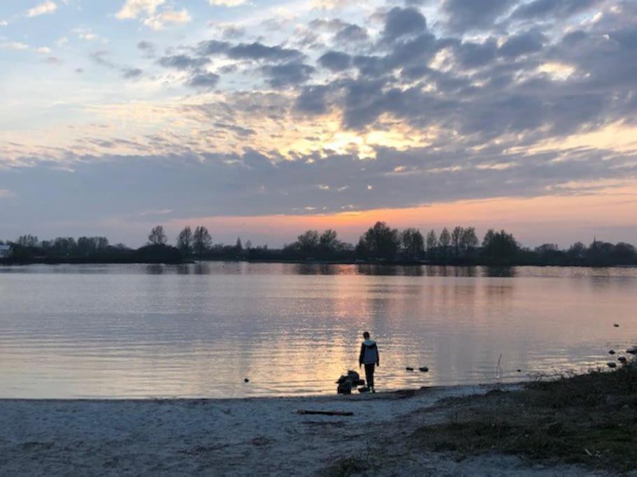 Gezellige Pipo Met Grote Schommel Aan Het Water Medemblik Exterior foto