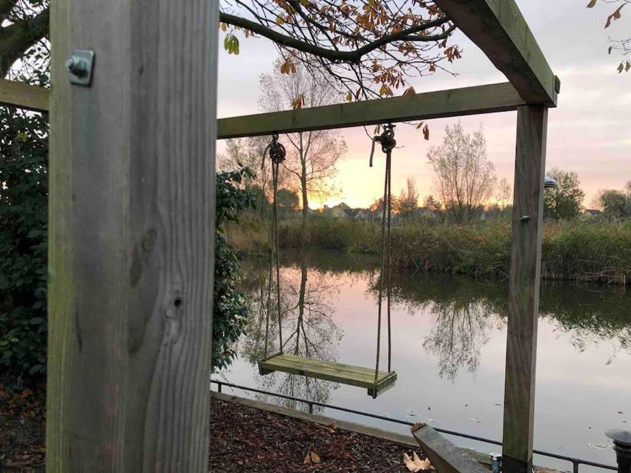Gezellige Pipo Met Grote Schommel Aan Het Water Medemblik Exterior foto