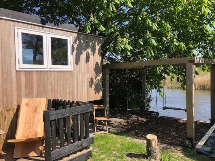 Gezellige Pipo Met Grote Schommel Aan Het Water Medemblik Exterior foto