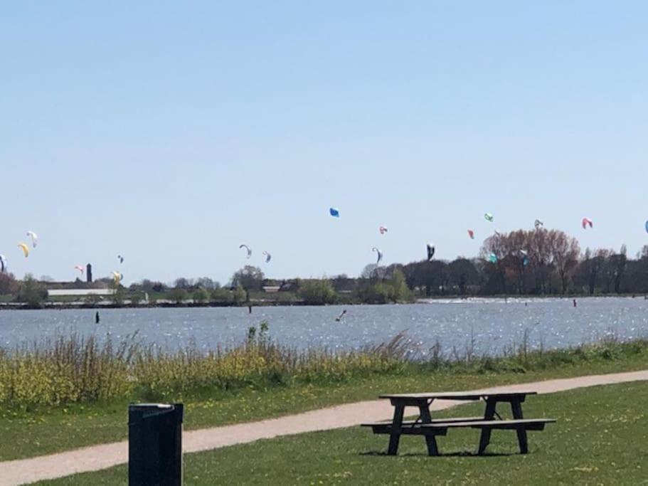 Gezellige Pipo Met Grote Schommel Aan Het Water Medemblik Exterior foto