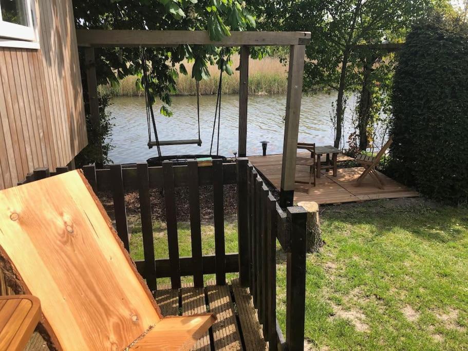 Gezellige Pipo Met Grote Schommel Aan Het Water Medemblik Exterior foto