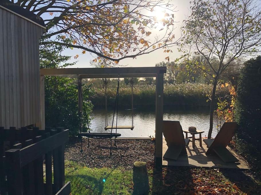 Gezellige Pipo Met Grote Schommel Aan Het Water Medemblik Exterior foto